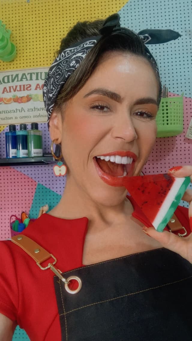 Silvia com sabonete de melancia