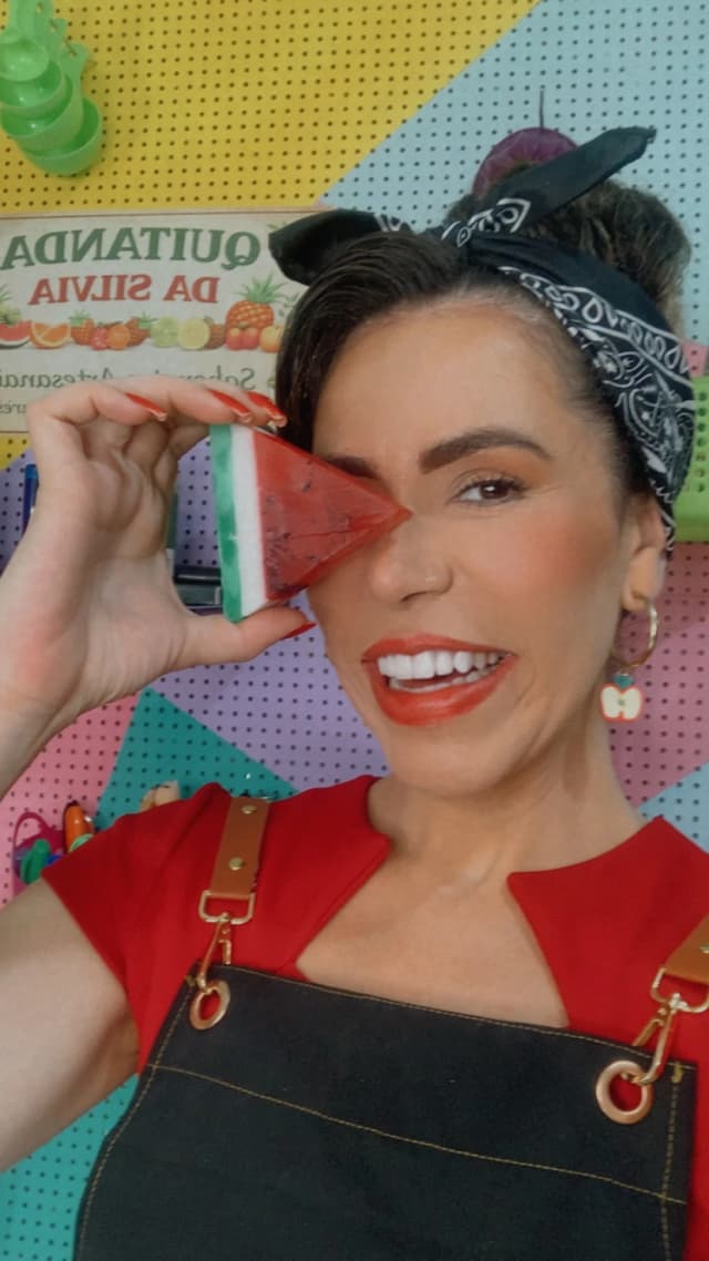 Silvia com sabonete de melancia