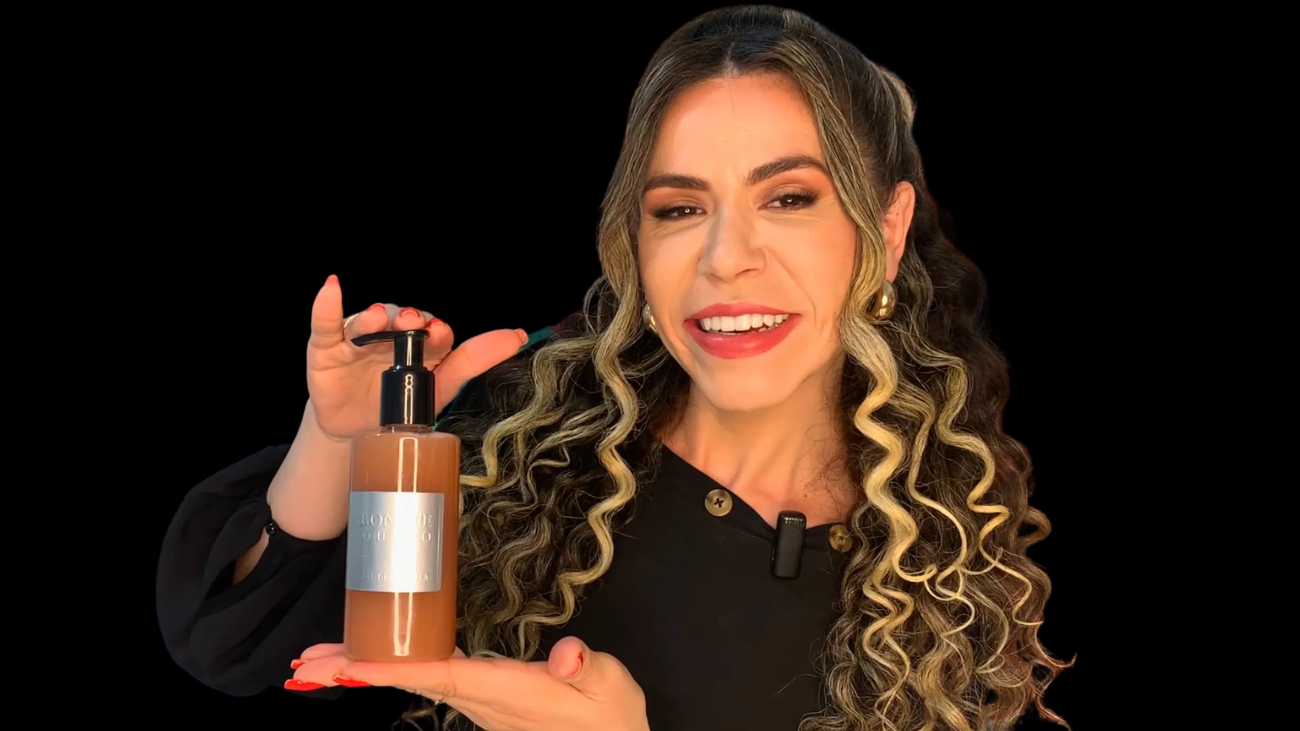 Silvia apresentando sabonetes líquidos íntimos artesanais